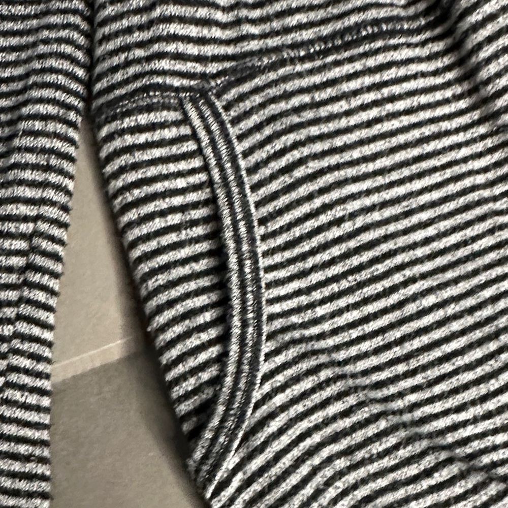Abercrombie & Fitch Black and White Striped‎ Cardigan - Picture 3 of 7